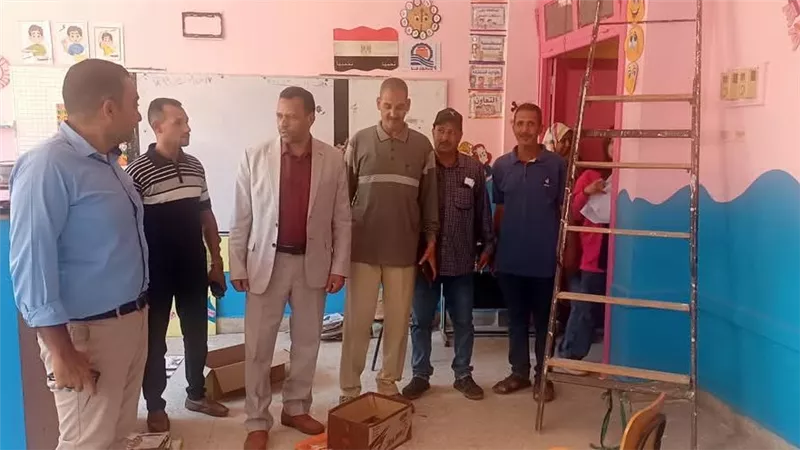 مدير تعليم أبو تشت بقنا يتابع جاهزية المدارس لاستقبال العام الدراسي الجديد
