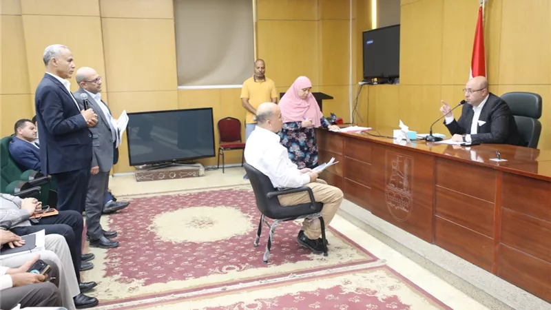  محافظ بني سويف يوجه بحلول لمطالب وشكاوى واحتياجات المواطنين في قطاعات المياه 