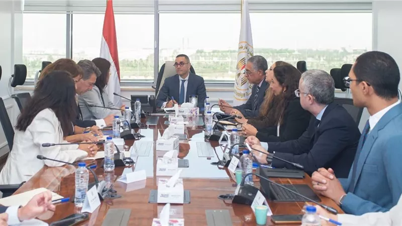 وزير الاستثمار يبحث مع البنك الأوروبي لإعادة الإعمار سبل تعزيز التجارة
