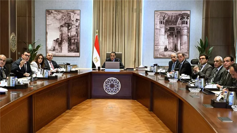 رئيس الوزراء يتابع تنفيذ الضوابط والمعايير الخاصة بالإعلانات على الطرق العامة 