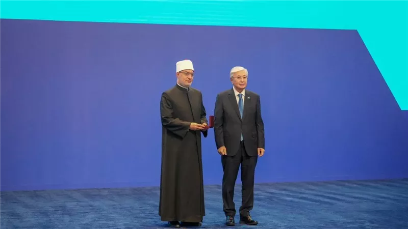 الرئيس الكازاخي يكرم مفتي الجمهورية ويمنحه وسام الشرف تقديرًا لجهوده