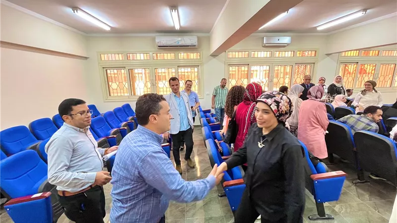 رئيس جامعة الأقصر الأهلية تستعرض رؤية الجامعة مع أعضاء هيئة التدريس