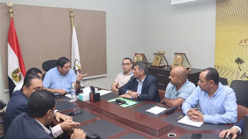 بحث الإجراءات اللازمة للانتهاء من توصيل الصرف الصحي ببني سويف