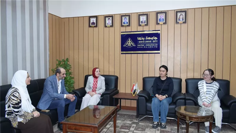 نائب رئيس جامعة بنها للدراسات العليا  تستقبل خبراء صينين للتدريس