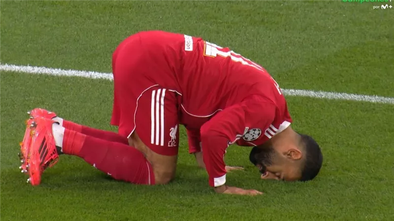 بعد البالون دور.. أحمد سعد يدعم محمد صلاح: ظاهرة في الكرة العالمية 