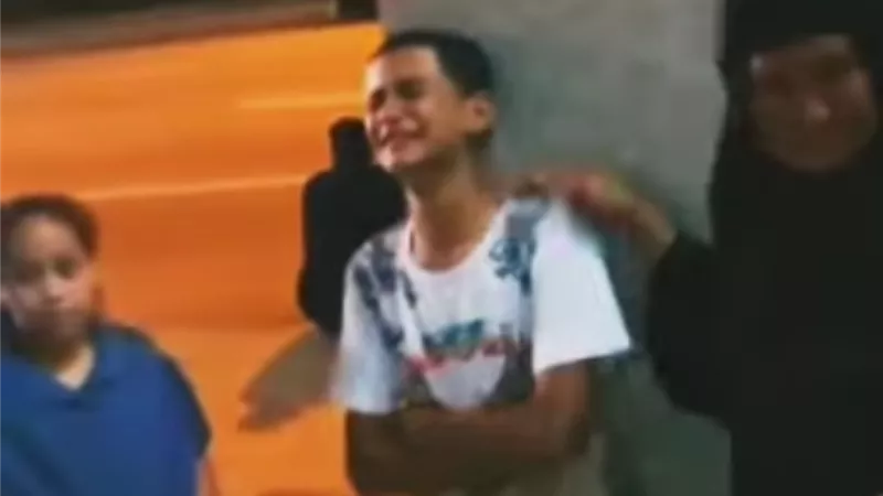 دموع طفل بمطار الأقصر.. مشهد مؤثر يجسد الشوق الطاهر للمدينة المنورة (صور)