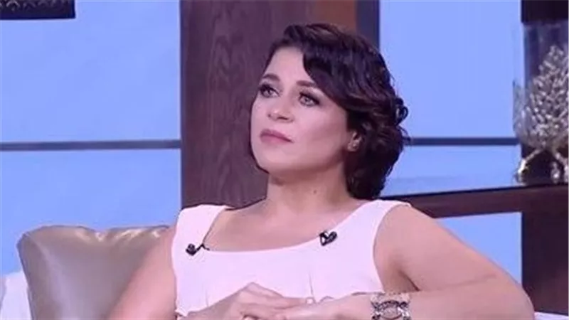 فحص اتهام الفنانة منى هلا قائد سيارة بالتعدى عليها بالسب لخلاف على المرور 
