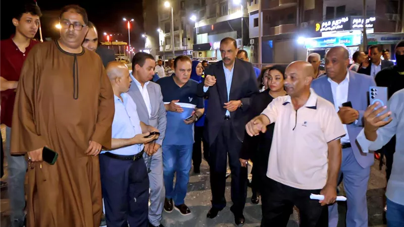 محافظ سوهاج يتفقد التشغيل التجريبي لكوبري وممشى الكورنيش الغربي