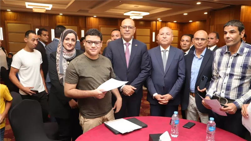 وزير العمل ومحافظ القاهرة يسلمان 100 عقد عمل جديد لذوي همم