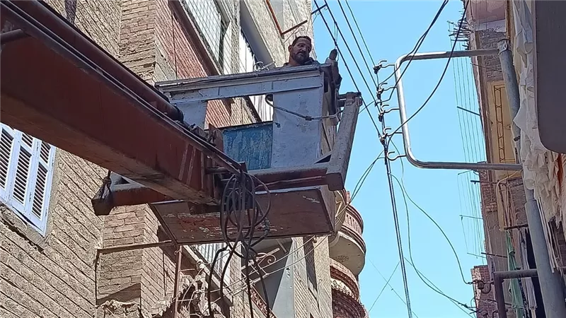 محليات قنا تواصل صيانة مشفات وأعمدة الإنارة على الطرق لمنع وتخفيف الحوادث بقوص