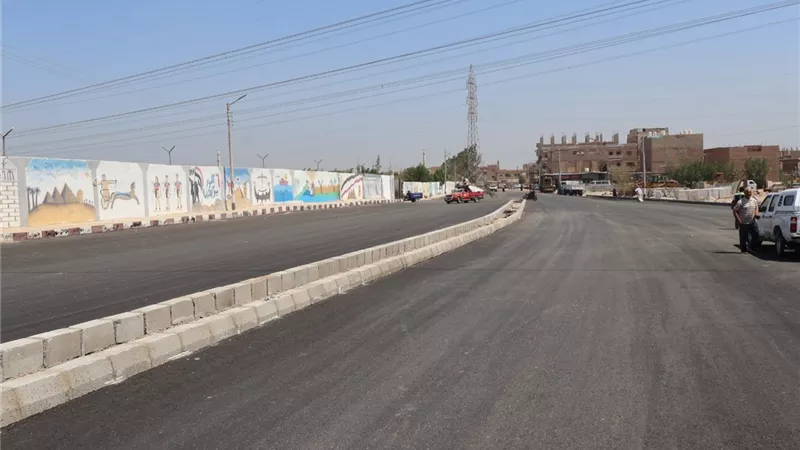 محافظ سوهاج يتفقد أعمال الرصف الجارية بطريق مدخل الكوامل الغربي 