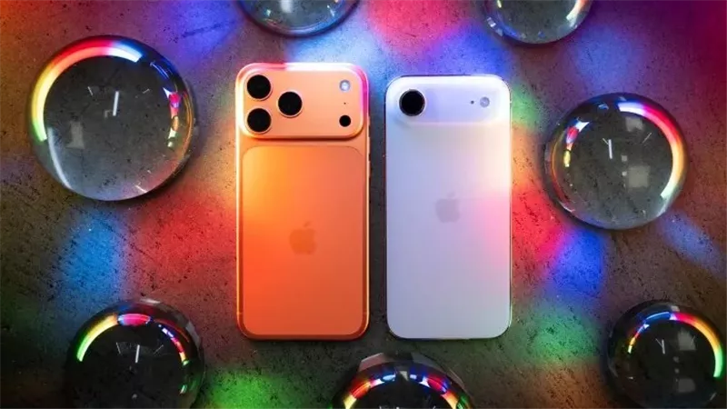 مفاجأة آبل.. iPhone 17 العادي يتفوق على البرو في 2025