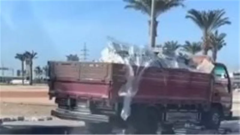 انقلاب سيارة محملة بالمشروبات الكحولية في ميدان سنزو بالغردقة
