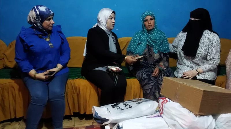 إعانة مالية ومساعدات عينية لسيدة استوقفت محافظ بنى سويف بطلب لرعاية نجلها 