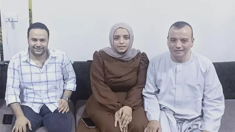 النائب محمود بدر يحتفل بقبول الطالبة عائشة في كلية الطب