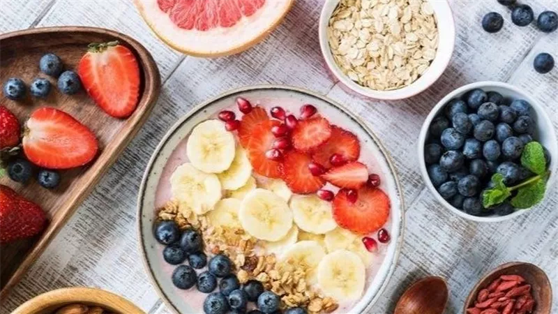 تعرف على أفضل أطعمة يمكن تناولها مع الموز لإفطار صحي ومغذي 