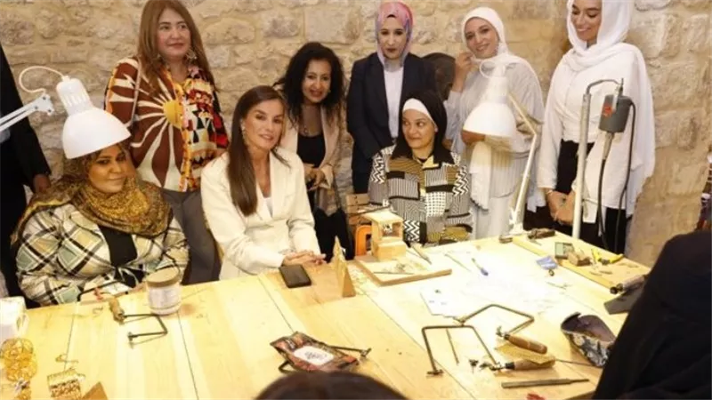 خلال جولتها.. ملكة إسبانيا تخطف أنظار القاهرة بإطلالتها