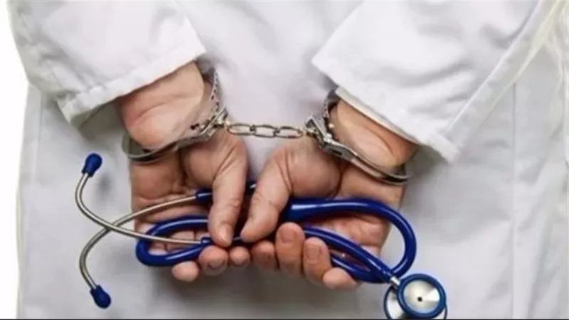 متى يتحول خطأ الطبيب إلى جريمة جسيمة؟.. القانون يُجيب 