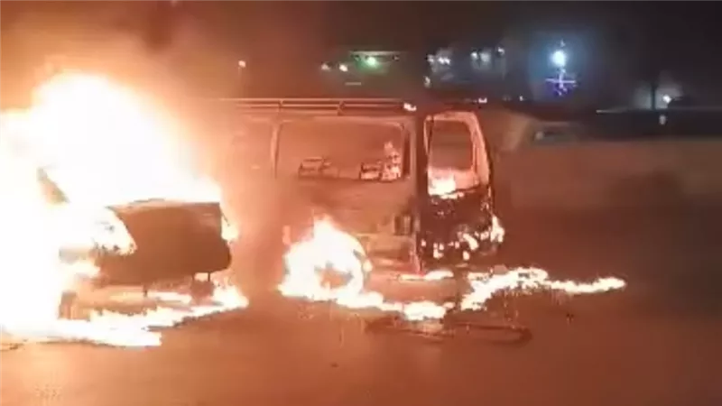 اشتعال النيران في سيارتين بنزلة منطى بشبرا الخيمة بمحافظة القليوبية 