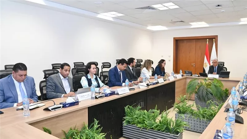 وزير الري يبحث استخدام الطاقة الشمسية في تشغيل وحدات الرفع على المساقى 
