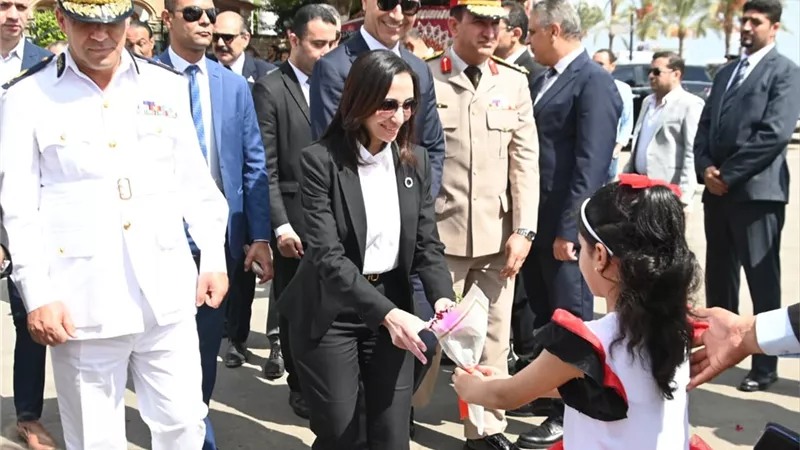 إيقاد الشعلة إيذانًا ببدء احتفالات البحيرة بعيدها القومي