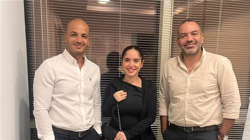 مع الطبيب المعالج.. أول ظهور للفنانة رنا رئيس بعد تماثلها للشفاء 
