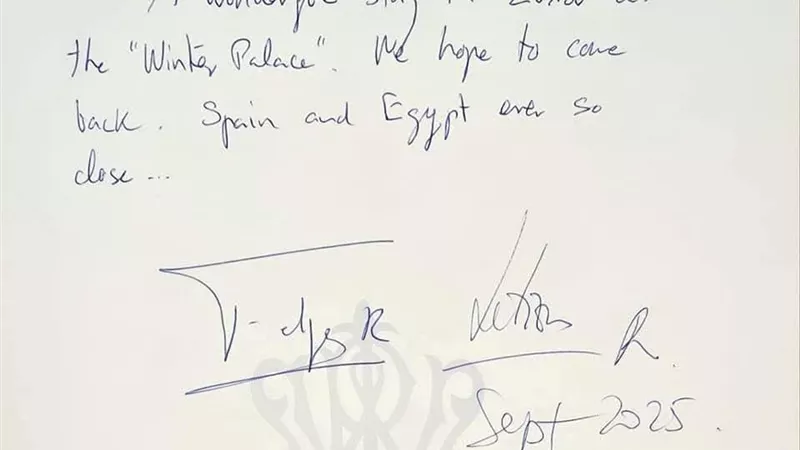 بخط يده.. العاهل الإسباني يترك شهادة ملكية في سجل فندق ونتر بالاس العريق بالأق