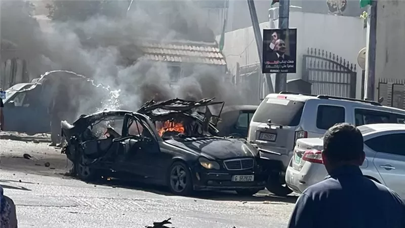 غارة إسرائيلية تستهدف سيارة تسفر عن شهيد وثلاثة جرحى في تبنين جنوبي لبنان 