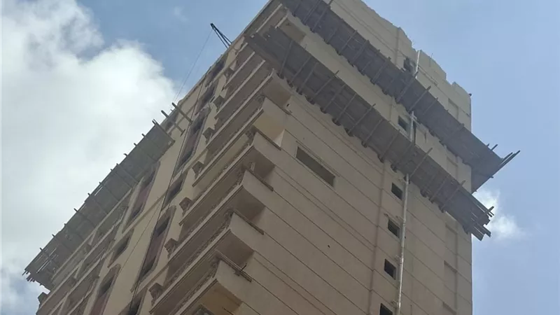 عقار المندرة المائل يهدد بكارثة مؤجلة رغم إزالة الأدوار المخالفة. قرارات جديدة