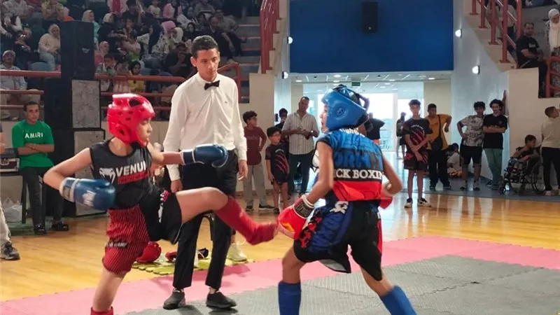 عانى من فقدان الوعي.. إصابة لاعب في بطولة الكيك بوكسينج ونقله لمستشفى العجمي