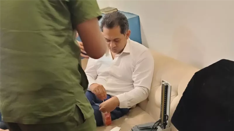 نقل إلى المستشفى.. وعكة صحية مفاجئة للإعلامي حسام الدين حسين على الهواء 