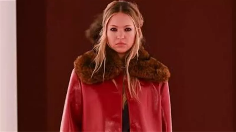 علامة H&M تشارك في أسبوع لندن للموضة وتقدم تصميمات جريئة