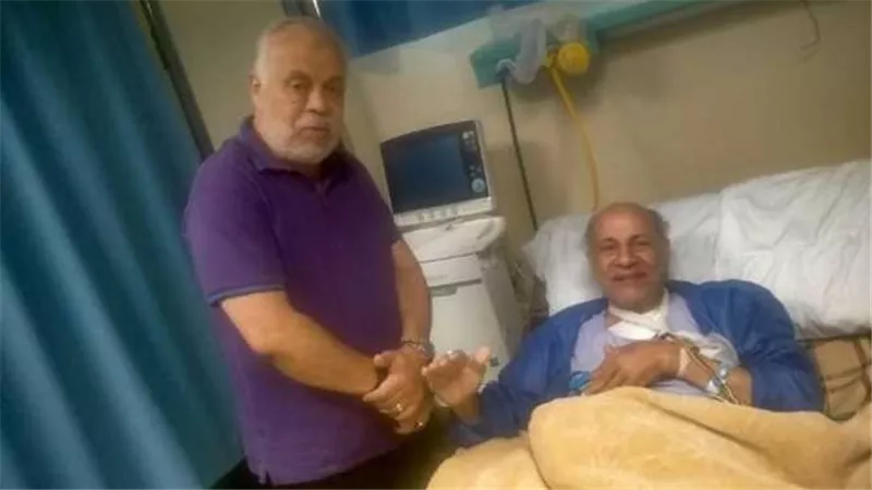 بعد إجرائه لعملية جراحية .. أشرف زكي يطمئن على عيد أبو الحمد|صور
