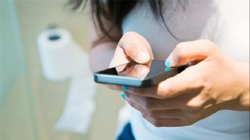 5 حالات توضح .. لماذا يعد استخدام الهاتف في الحمام فكرة سيئة