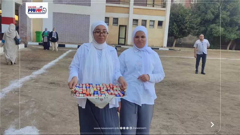بالورو والشيكولاتة.. استقبال مميز لطلاب الفيوم في أول أيام الدراسة 2026