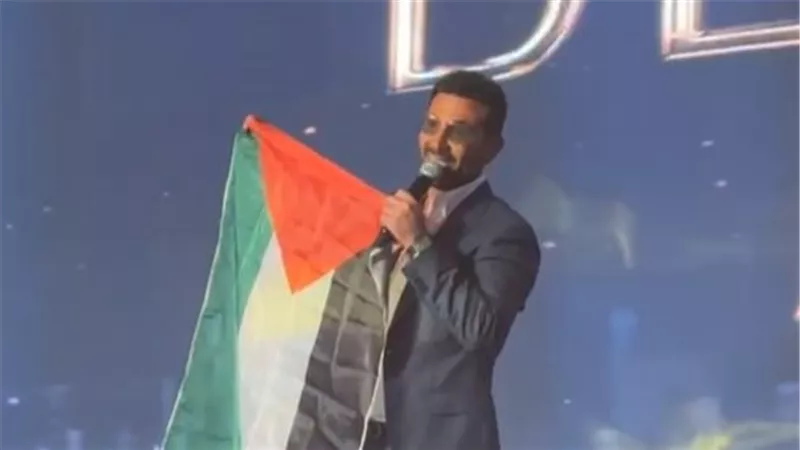 أحمد سعد يغني لفلسطين ويرفع علمها في دير جيست: مش هغني تاني إلا لما أتكلم عنهم