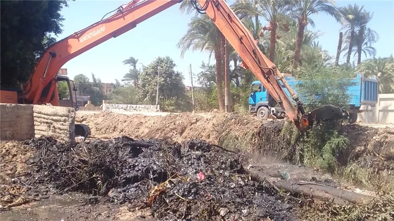 محافظ أسيوط: تكثيف أعمال تطهير الترع والمصارف بالبداري حفاظًا على البيئة  