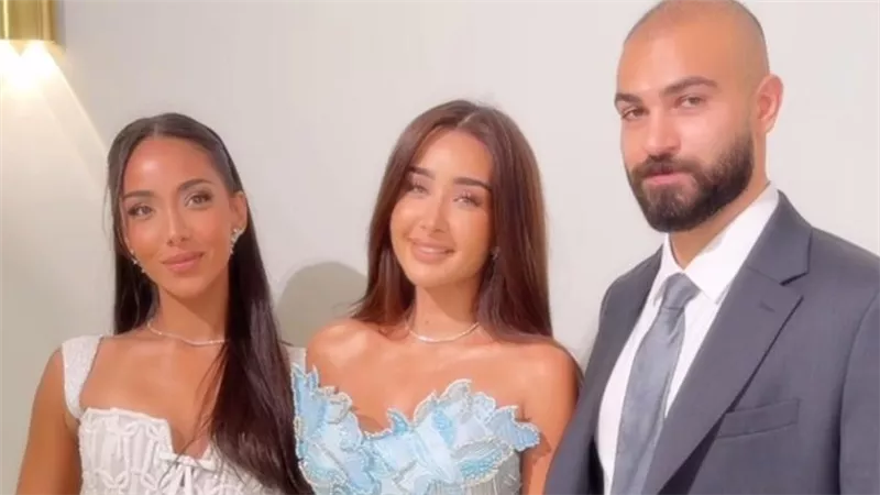 أم البنات..والدة هنا الزاهد تتألق بإطلالة مبهرة وبناتها في خطوبة نور الزاهد