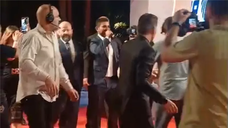 أحمد سعد يتسبب في موقف محرج لمصطفى غريب على الريد كاربت في الدير جيست 
