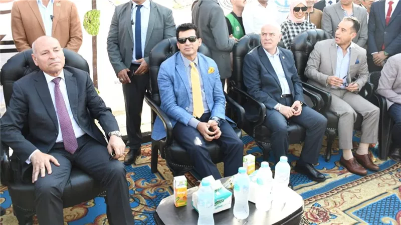 وزير الشباب ومحافظ القاهرة يدشنان بداية المبادرة بالمطرية