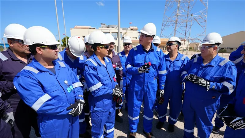 وزير البترول يتفقد موقع إنتاج الغاز لشركة شمال سيناء بالبحر المتوسط