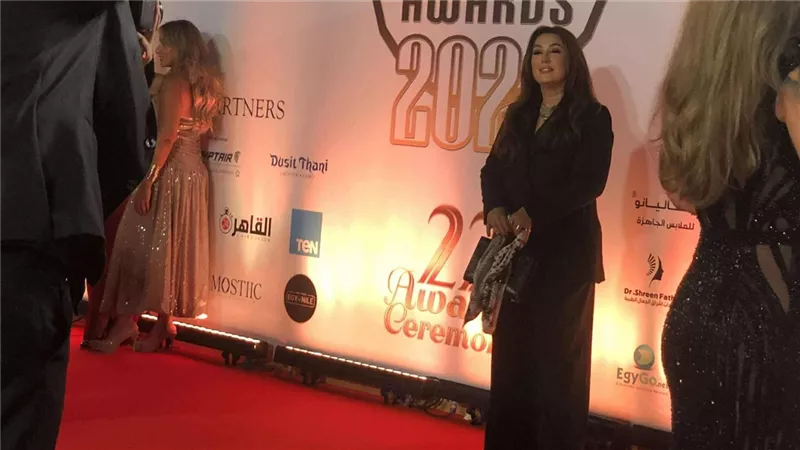 بالشال الفلسطيني .. كندة علوش تتفاعل مع الحضور في حفل جوائز الدير جيست