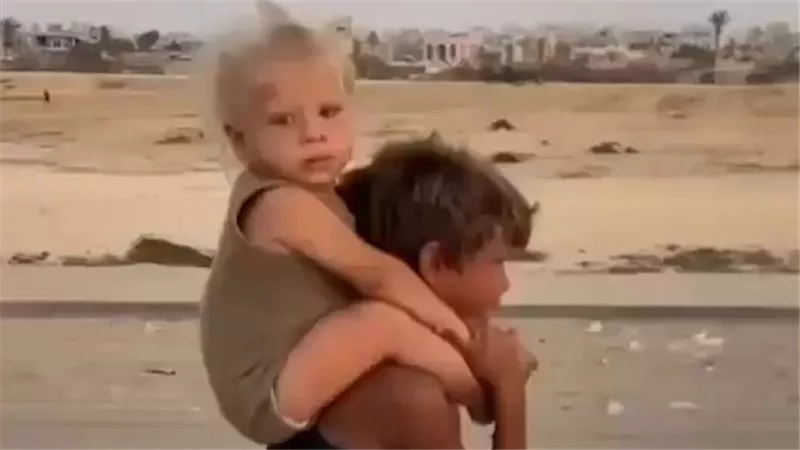 معاناة يغلبها الألم.. طفل فلسطيني دفن أمه على الطريق ويحمل أخته هربًا من الحرب