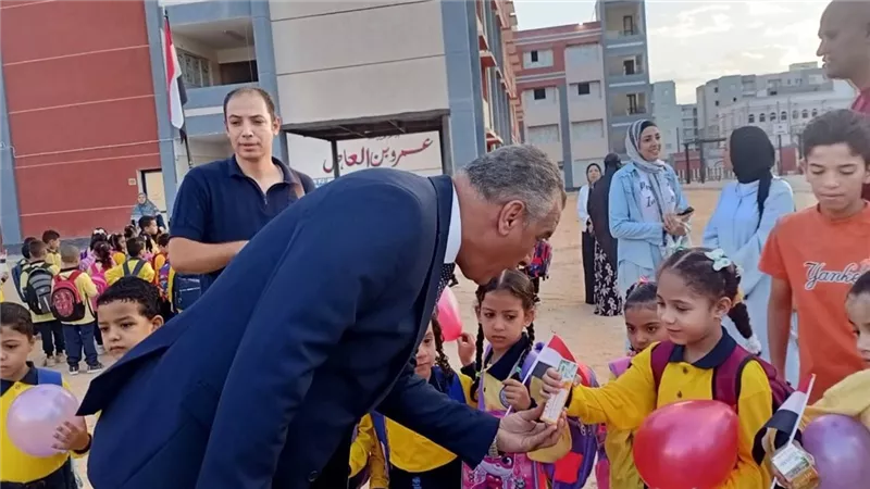 نائبة محافظ القليوبية تتابع المدارس ومدير إدارة العبور يوزع الحلوى على الطلاب