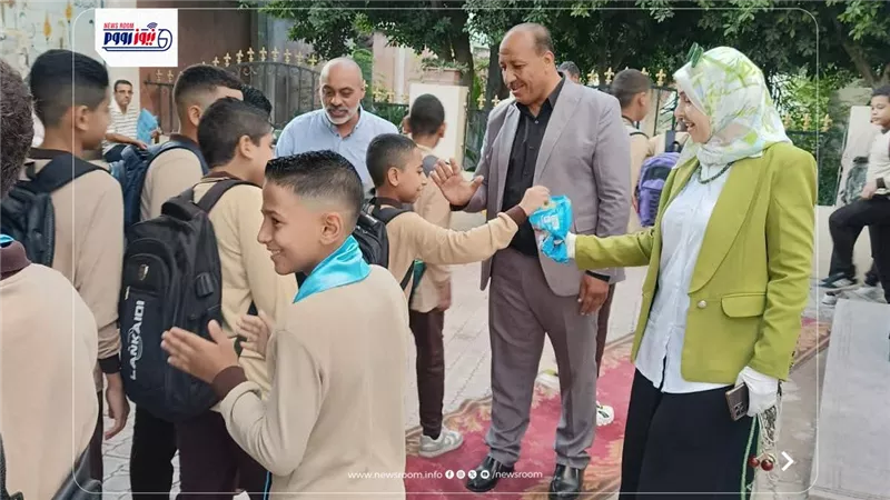 حلوى وبسمات.. المنيا تستقبل طلابها في أول يوم دراسي بأجواء احتفالية