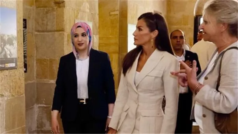 لمسة مصرية.. المصممة دينا شاكر تكشف كواليس تصميم الجاكيت الملكي للملكة ليتيزيا