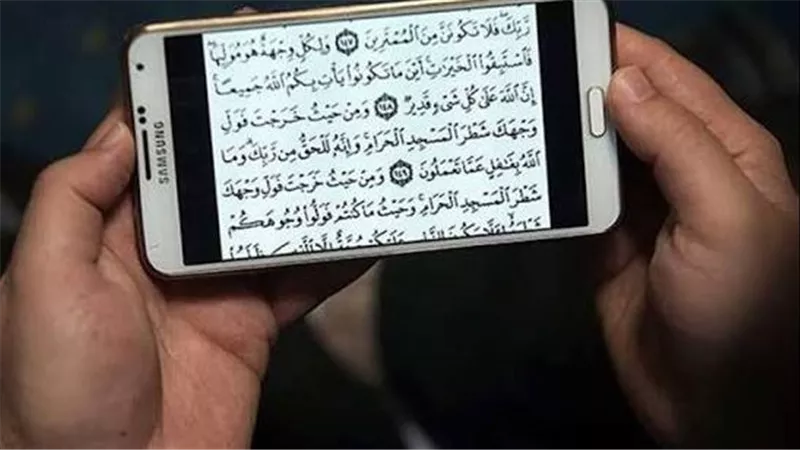 حكم قراءة القرآن من الهاتف دون وضوء؟.. أمين الفتوى يوضح