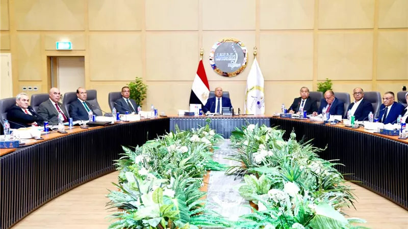 كامل الوزير يترأس اجتماع الجمعية العامة للشركة القابضة لمشروعات الطرق والكباري