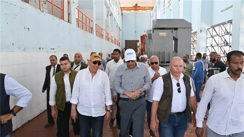 الدكتور سويلم يواصل جولته بمحافظة أسوان ويتفقد منطقة 