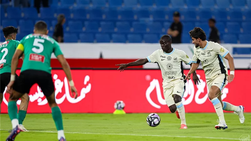 دوري روشن.. نجولو كانتي يقود الاتحاد للصدارة.. والفتح يحصد أول نقطة في الموسم